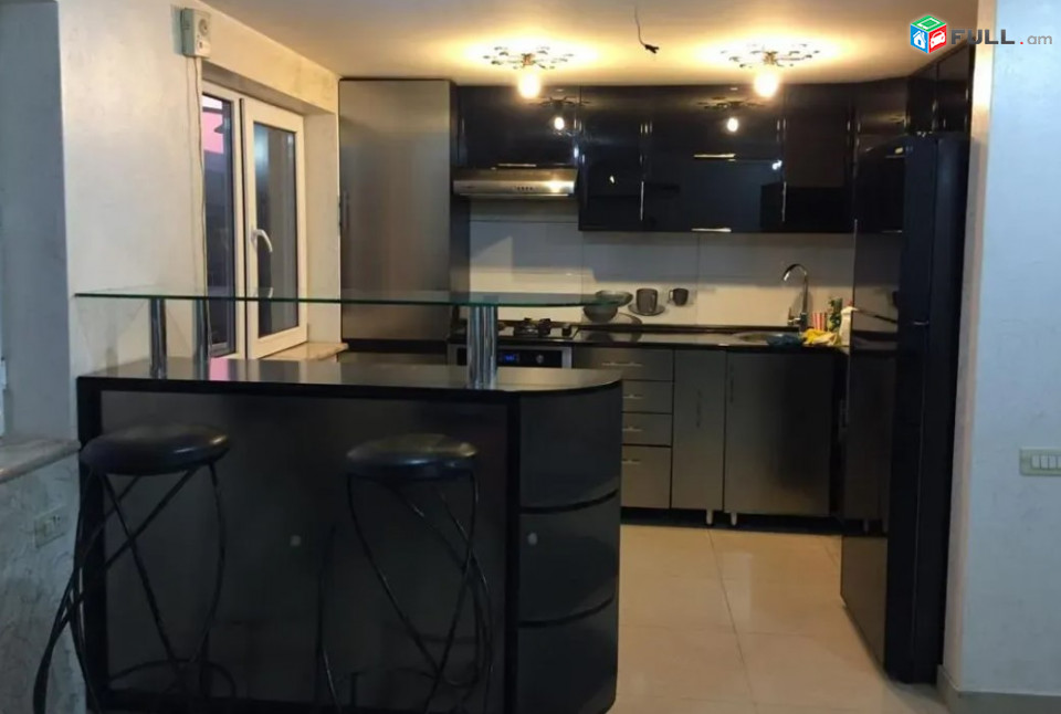 A0002-147/ Վարձով 3 սենյականոց բնակարան Կենտրոնում