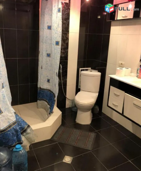 A0002-147/ Վարձով 3 սենյականոց բնակարան Կենտրոնում