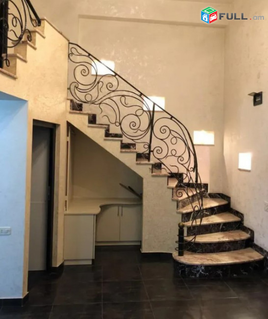 A0002-147/ Վարձով 3 սենյականոց բնակարան Կենտրոնում