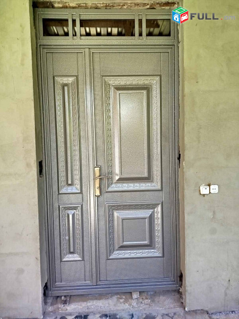 Մուտքի դռներ,դարպասներ,դռան լիստեր անմիջապես ներկրողից։