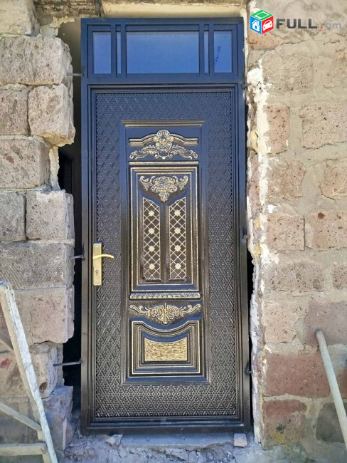 Մուտքի դռներ,դարպասներ,դռան լիստեր անմիջապես ներկրողից։
