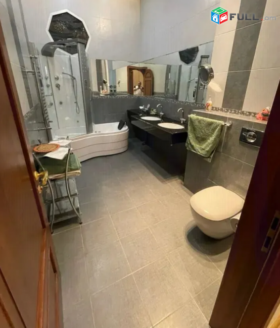 Վաճառվում է շքեղ բնակարան կենտրոնում 