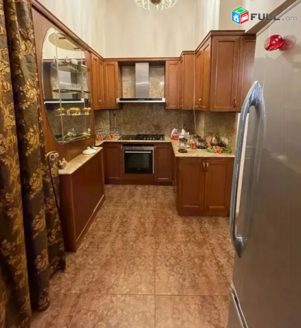 Վաճառվում է շքեղ բնակարան կենտրոնում 