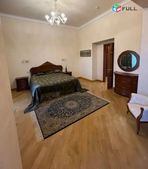 Վաճառվում է շքեղ բնակարան կենտրոնում 