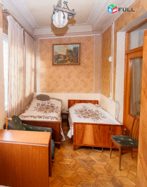 բնակարան Պուշկին Մաշտոց խաչմերուկ, ստալինյան նախագիծ, 124 քմ , 4/5 հարկ