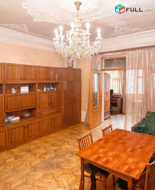 բնակարան Պուշկին Մաշտոց խաչմերուկ, ստալինյան նախագիծ, 124 քմ , 4/5 հարկ