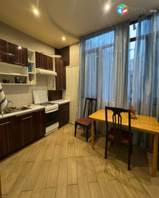 Մաշտոցի պողոտայում, 82 քմ, 2/4 հարկ, բարձր առաստաղներ, եվրովերանորոգված