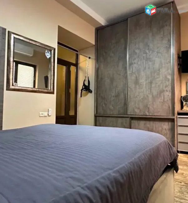 Պարոնյան փողոց  4-րդ, 5-րդ հարկում:  ընդհանուր մակերեսը 198 քմ է՝որից 105,5քմ առաջին հարկ, 55,5քմ երկրորդ հարկ, 37քմ պահեստային