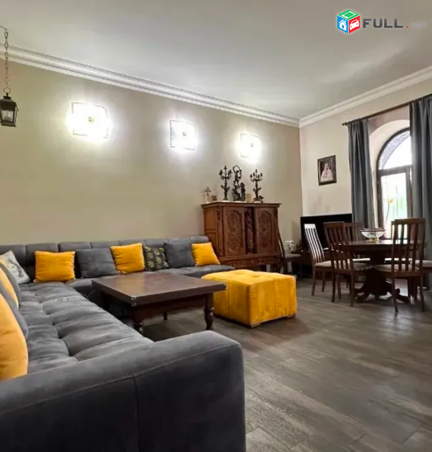Պարոնյան փողոց  4-րդ, 5-րդ հարկում:  ընդհանուր մակերեսը 198 քմ է՝որից 105,5քմ առաջին հարկ, 55,5քմ երկրորդ հարկ, 37քմ պահեստային
