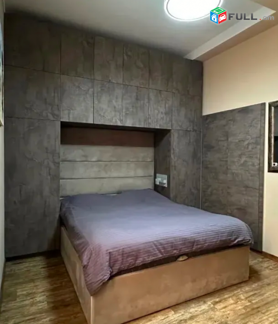 Պարոնյան փողոց  4-րդ, 5-րդ հարկում:  ընդհանուր մակերեսը 198 քմ է՝որից 105,5քմ առաջին հարկ, 55,5քմ երկրորդ հարկ, 37քմ պահեստային