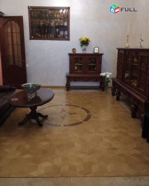 Նար-Դոսի փողոց 120 քմ, 2/5 հարկ, 2 սանհանգույց,  բարձր առաստաղներ 