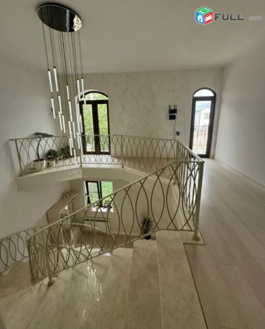 Երկու հարկանի քարե տուն Ավանում, 245 քմ , Հողատարածքի մակերեսը 1040 քմ 