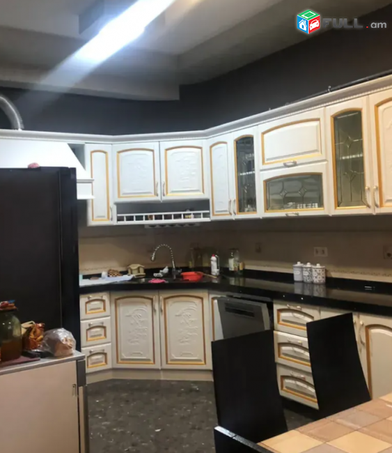Երեք հարկանի քարե տուն, Պարույր Սևակ թաղամաս,  Ավան ,480 քմ,  Հողատարածքի մակերեսը 760 քմ