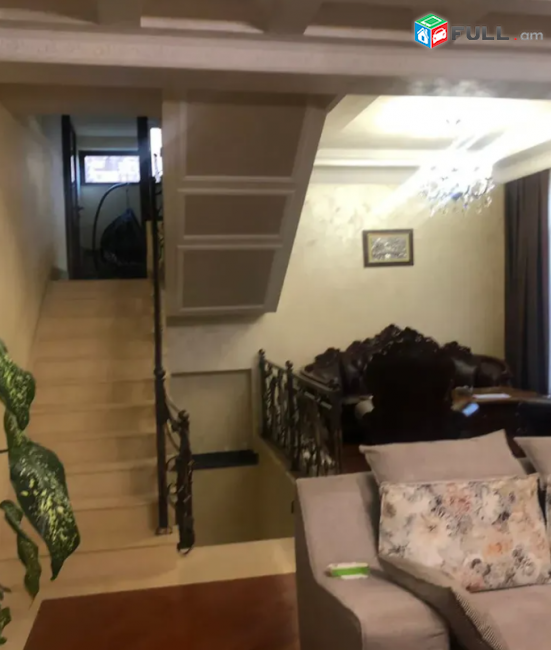 Երեք հարկանի քարե տուն, Պարույր Սևակ թաղամաս,  Ավան ,480 քմ,  Հողատարածքի մակերեսը 760 քմ