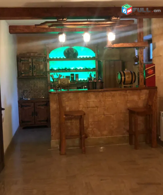 Երեք հարկանի քարե տուն, Պարույր Սևակ թաղամաս,  Ավան ,480 քմ,  Հողատարածքի մակերեսը 760 քմ