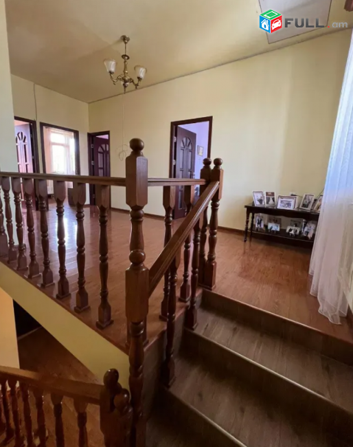 Երեք հարկանի քարե տուն Առինջում, 220 քմ , Հողատարածքի մակերեսը 485 քմ