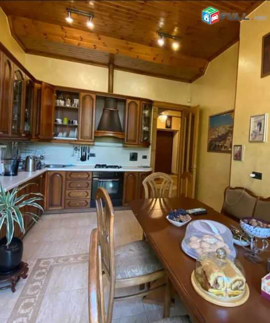 Մաշտոցի պողոտա  178 քմ, 2 սանհանգույց, բարձր առաստաղներ, մի քանի պատշգամբ ԴՈՒՊԼԵՔՍ
