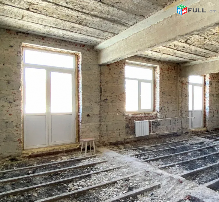 Ամիրյան փողոց  93 քմ, բարձր առաստաղներ