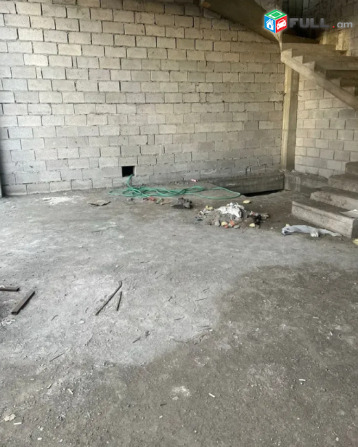 Վարդանանց փողոց  180քմ  մեծ վիտրաժներով 