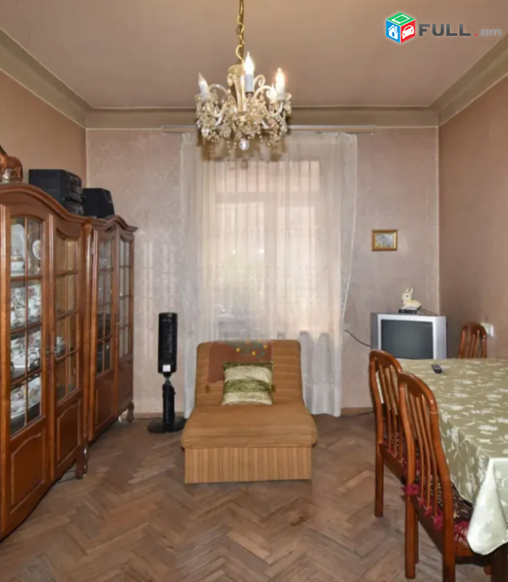 2 սենյականոց բնակարան Մոսկովյան փողոցում, 52 ք.մ., բարձր առաստաղներ, 2/5 հարկ, քարե շենք