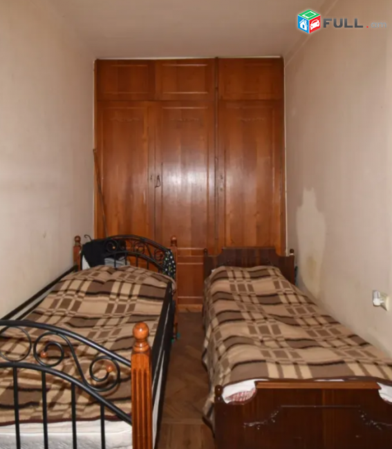 2 սենյականոց բնակարան Մոսկովյան փողոցում, 52 ք.մ., բարձր առաստաղներ, 2/5 հարկ, քարե շենք