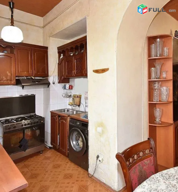 3 սենյականոց բնակարան Մոսկովյան փողոցում, 90 ք.մ., բարձր առաստաղներ, 3/6 հարկ, մասնակի վերանորոգում