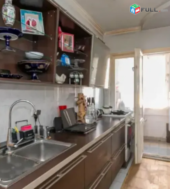 3 սենյականոց բնակարան, Դավթաշեն 4-րդ թաղամաս, 96 քմ, 7/9 հարկ, մի քանի պատշգամբ, եվրովերանորոգված