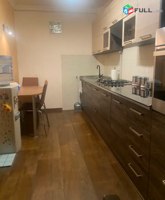 Գրիբոյեդովի փողոցում, 76 քմ, նախավերջին հարկ