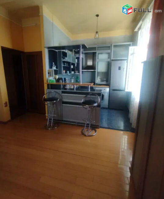 Թումանյան փողոցում, 78 քմ, բարձր առաստաղներ