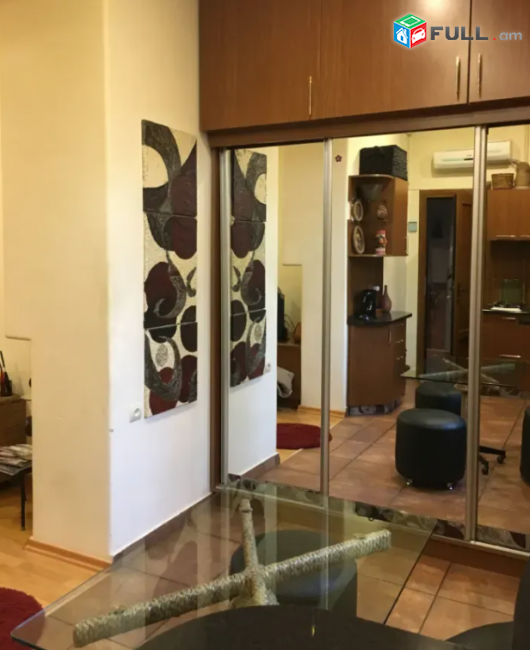  Մաշտոցի պողոտայում, 30 քմ, 1/4 հարկ, բարձր առաստաղներ, կապիտալ վերանորոգված -Բարձր առաջին հարկ (բելյէտաժ) : 