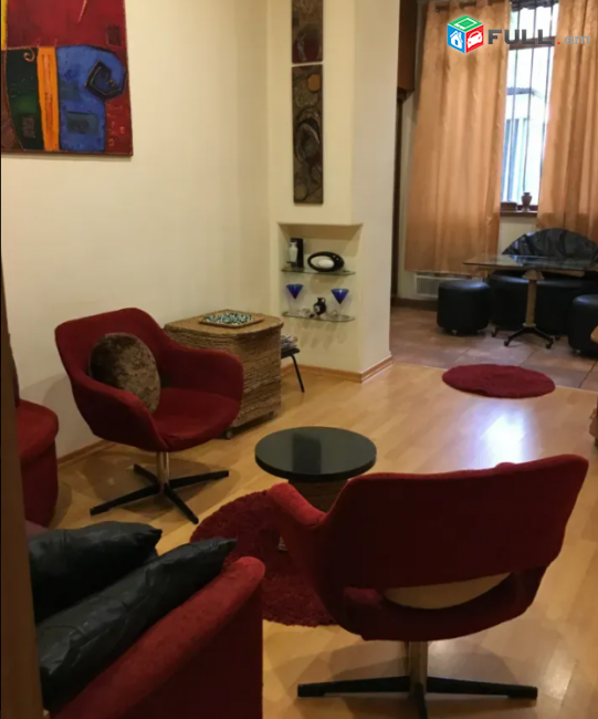  Մաշտոցի պողոտայում, 30 քմ, 1/4 հարկ, բարձր առաստաղներ, կապիտալ վերանորոգված -Բարձր առաջին հարկ (բելյէտաժ) : 