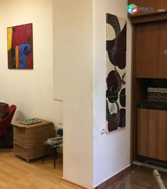  Մաշտոցի պողոտայում, 30 քմ, 1/4 հարկ, բարձր առաստաղներ, կապիտալ վերանորոգված -Բարձր առաջին հարկ (բելյէտաժ) : 
