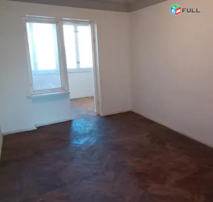 Հրաչյա Քոչարի փողոցում, 77 քմ