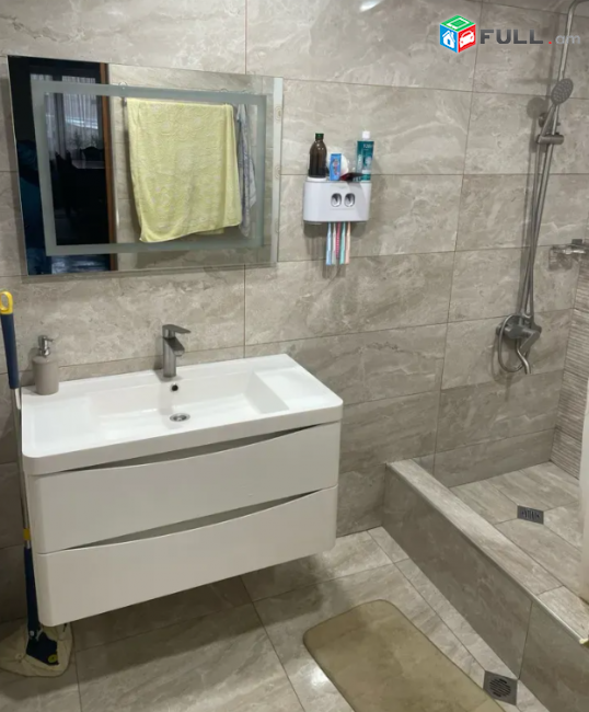 3 սենյականոց բնակարան, Կենտրոնում, 80 քմ, 2/14 հարկ, մասնակի վերանորոգում
