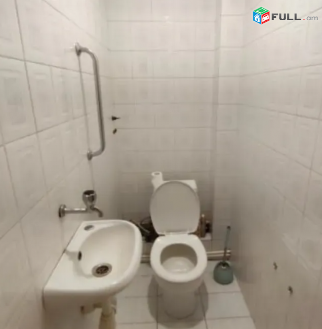 3 սենյականոց բնակարան Չարենցի փողոցում, 77 քմ, բարձր առաստաղներ, եվրովերանորոգված, քարե շենք, ավտոտնակ շենքի բակում՝ 23 ք.մ նկուղ 39 ք.մ