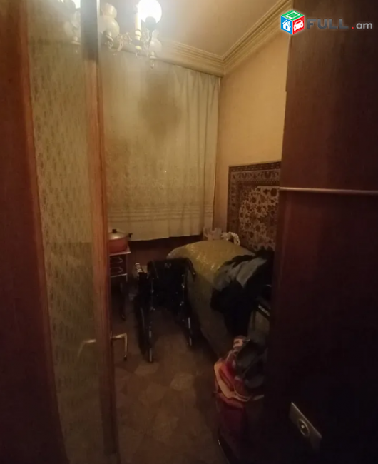 Աբովյան փողոցում, 76 քմ, 1/3 հարկ, բարձր առաստաղներ