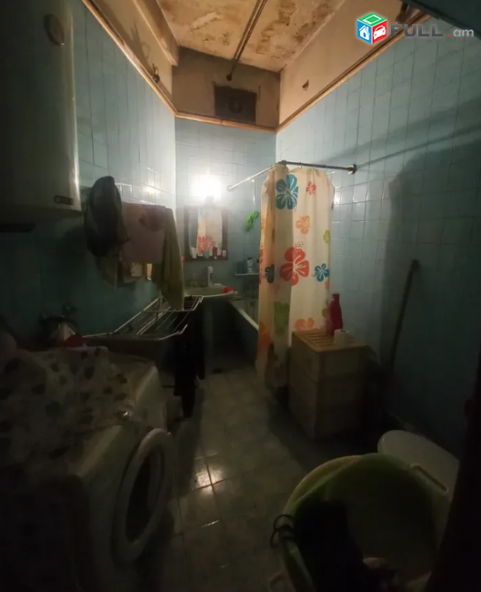 Աբովյան փողոցում, 76 քմ, 1/3 հարկ, բարձր առաստաղներ