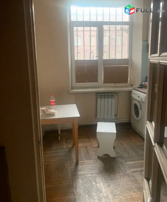 2 սենյականոց բնակարան Չարենցի փողոցում, 58 քմ, 1/5 հարկ, մասնակի վերանորոգում, քարե շենք
