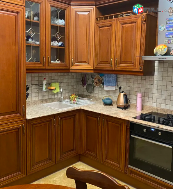  Պարոնյան փողոցում, 160 քմ, 2 սանհանգույց, բարձր առաստաղներ, մի քանի պատշգամբ DUPLEX