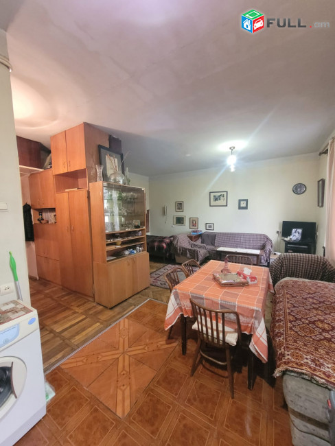 Բնակարան Կոմիտասի պողոտայում, 5/4 հարկ, նորմալ վիճակ, ստալինկա, բետոնե ծածկեր, բաց պատշգամբ 
