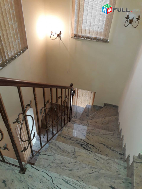 Զովունի, 320քմ շինություն, 670քմ հող-355000դոլար, գինը նշված է փոքր հողի 400քմ դեպքում-290000 դոլար