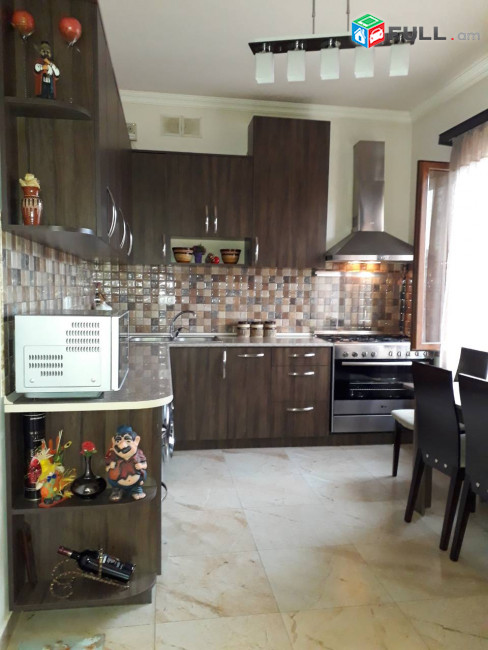 Զովունի, 320քմ շինություն, 670քմ հող-355000դոլար, գինը նշված է փոքր հողի 400քմ դեպքում-290000 դոլար