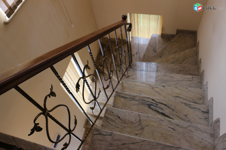 Զովունի, 320քմ շինություն, 670քմ հող-355000դոլար, գինը նշված է փոքր հողի 400քմ դեպքում-290000 դոլար