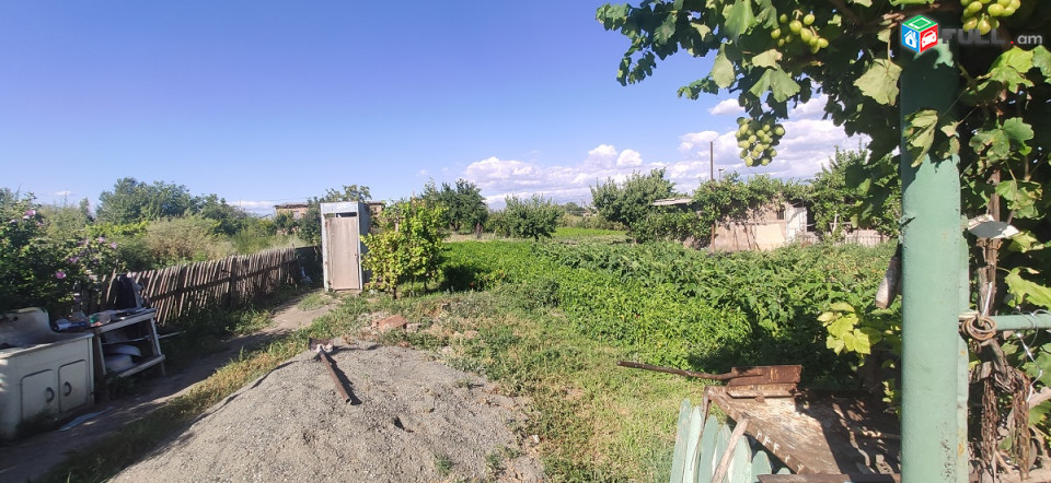 Սիփանիկ, քարե տուն, նկուղ 50քմ, 271քմ տուն 5 սենյականոց, 2 խոհանոց, 2 հյուրասենյակ, 2տեղանոց ավտոտնակ, գոմ, 3 ննջարան, 2600քմ այգի, դիմացը 1400քմ