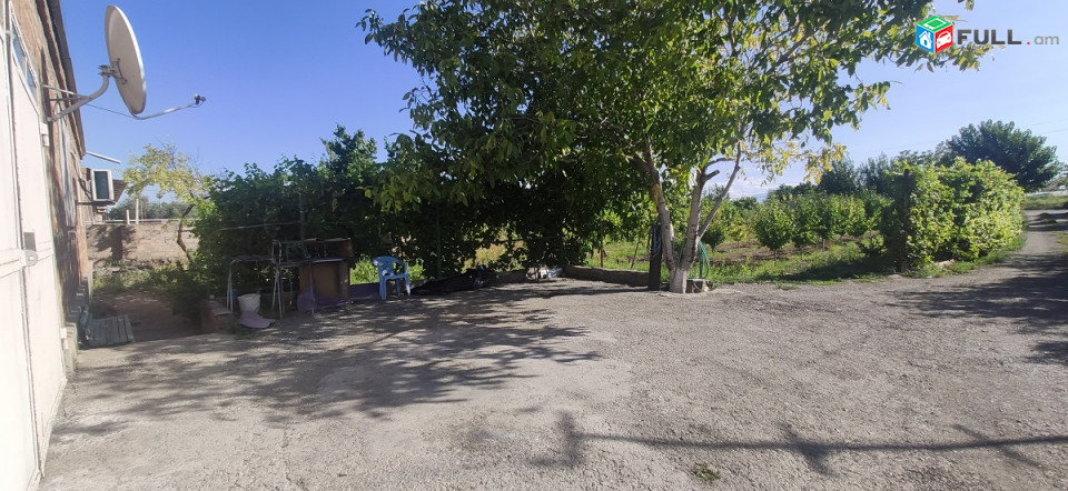 Սիփանիկ, քարե տուն, նկուղ 50քմ, 271քմ տուն 5 սենյականոց, 2 խոհանոց, 2 հյուրասենյակ, 2տեղանոց ավտոտնակ, գոմ, 3 ննջարան, 2600քմ այգի, դիմացը 1400քմ
