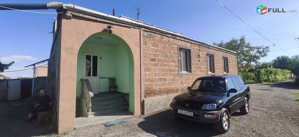 Սիփանիկ, քարե տուն, նկուղ 50քմ, 271քմ տուն 5 սենյականոց, 2 խոհանոց, 2 հյուրասենյակ, 2տեղանոց ավտոտնակ, գոմ, 3 ննջարան, 2600քմ այգի, դիմացը 1400քմ