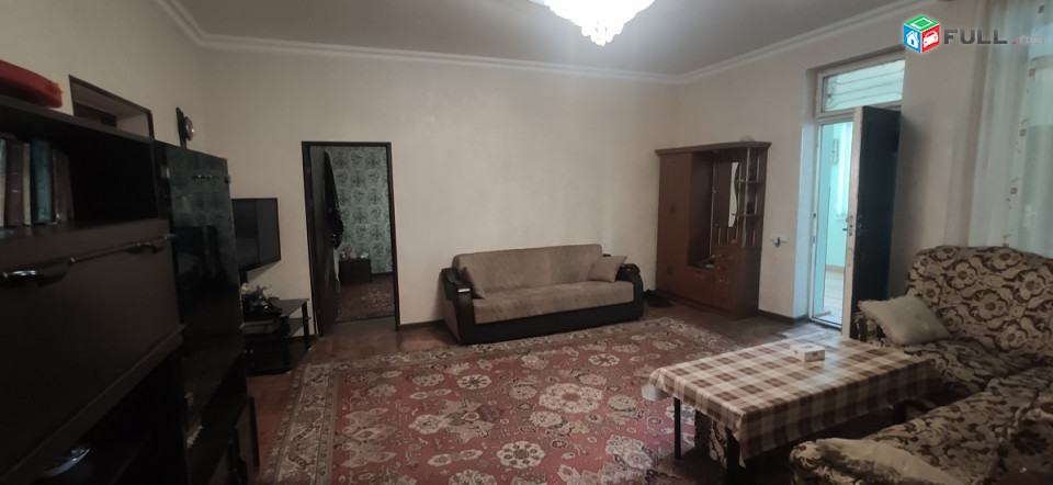 Սիփանիկ, քարե տուն, նկուղ 50քմ, 271քմ տուն 5 սենյականոց, 2 խոհանոց, 2 հյուրասենյակ, 2տեղանոց ավտոտնակ, գոմ, 3 ննջարան, 2600քմ այգի, դիմացը 1400քմ