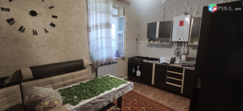 Սիփանիկ, քարե տուն, նկուղ 50քմ, 271քմ տուն 5 սենյականոց, 2 խոհանոց, 2 հյուրասենյակ, 2տեղանոց ավտոտնակ, գոմ, 3 ննջարան, 2600քմ այգի, դիմացը 1400քմ