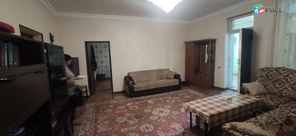 Սիփանիկ, քարե տուն, նկուղ 50քմ, 271քմ տուն 5 սենյականոց, 2 խոհանոց, 2 հյուրասենյակ, 2տեղանոց ավտոտնակ, գոմ, 3 ննջարան, 2600քմ այգի, դիմացը 1400քմ