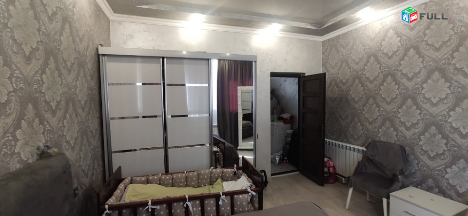Արցախի պողոտա, ՍՖԵՐԱ հյուրանոցի մոտ, 30մետր ներս, աղմուկից հեռու, վկայականով164,1քմ է իրականում 175քմ, 4սենյականոց 2 հարկանի տուն է դիզայներական ոճով վերանորոգված։